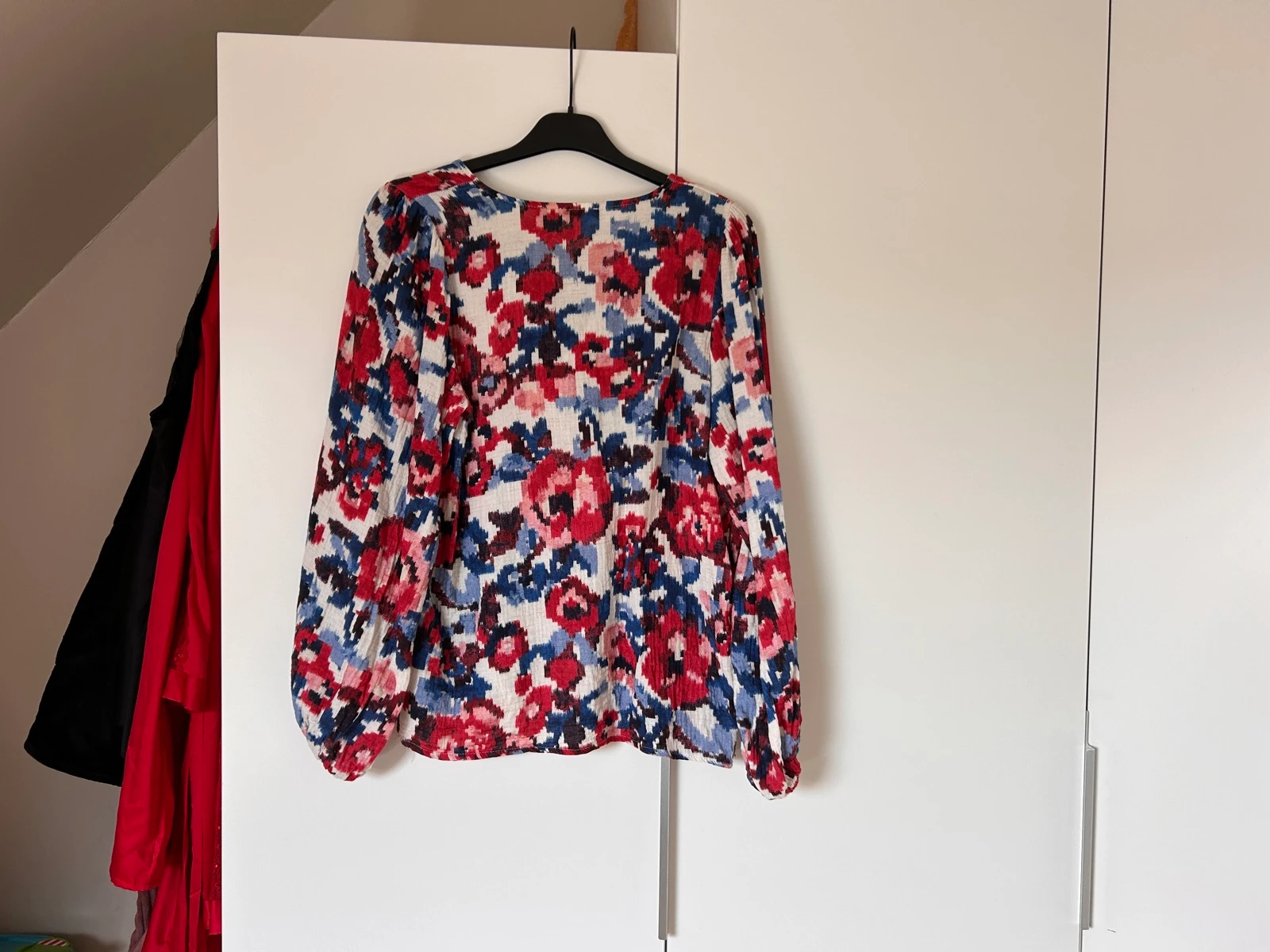 Blusa colorida com decote em V – photo 5